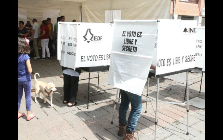 El ministro presidente de la Suprema Corte de Justicia de la Nación emite su voto para las elecciones 2015. NTX / J. González