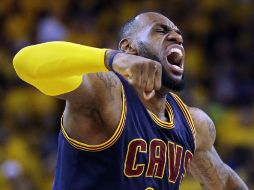 LeBron James pudo llevar a su equipo a la victoria. AP / B.Margot