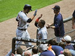 J.D. Martínez (izq) de los Tigres de Detroit celebra con Yoenis Cespedes después del segundo homerun de la sexta entrada. AFP / D. Brioff