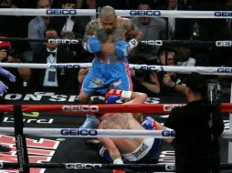 Miguel Cotto manda a la lona al australiano Daniel Geale. El puertorriqueño se vio con mayor velocidad y ágil juego de cintura. EFE /  K. Betancur