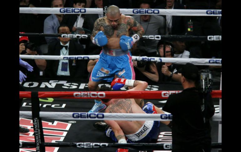 Miguel Cotto manda a la lona al australiano Daniel Geale. El puertorriqueño se vio con mayor velocidad y ágil juego de cintura. EFE /  K. Betancur