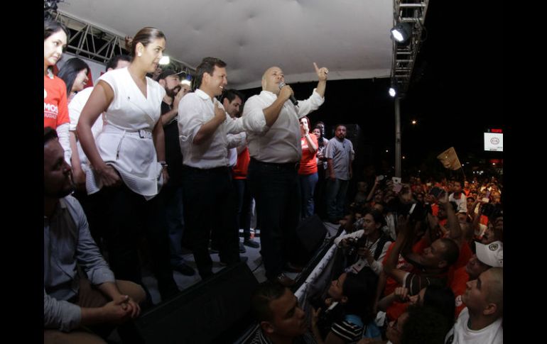 Los abanderados de Movimiento Ciudadano festejaron la victoria junto a sus simpatizantes, en La Minerva. EL INFORMADOR / R.TAMAYO