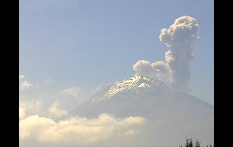 El Cenapred informó que al momento se observa una tenue emisión de vapor de agua y gas. TWITTER / @webcamsdemexico