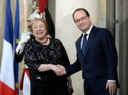 El presidente francés, François Hollande (der.), da la bienvenida a Michelle Bachelet, su homólga chilena, en el Elíseo. AFP / S. Sakutin