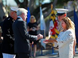 Momento en que la Cruz de la Marina es entregada a Rosa Peralta (der.), madre del militar, de manos del secretario de Marina. AP / J. Gastaldo