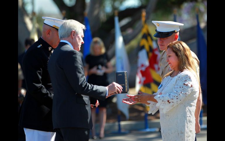 Momento en que la Cruz de la Marina es entregada a Rosa Peralta (der.), madre del militar, de manos del secretario de Marina. AP / J. Gastaldo