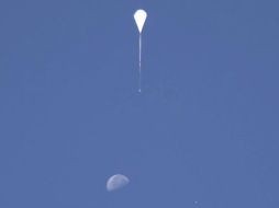 El vehículo fue elevado por un globo gigante y luego por un cohete  hasta 55 km de altura, desde donde comenzó el descenso en caída. TWITTER /  @NASA