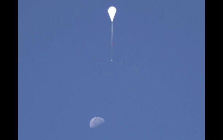 El vehículo fue elevado por un globo gigante y luego por un cohete  hasta 55 km de altura, desde donde comenzó el descenso en caída. TWITTER /  @NASA