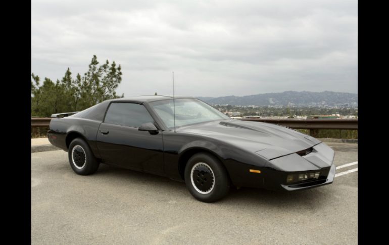 Se estima que KITT, ese Pontiac TransAm negro con su icónica banda de luces frontales,  podría alcanzar los 200 mil o 300 mil dólares. EFE / Cortesía