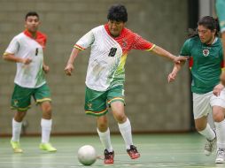 Evo Morales marca al menos tres goles durante un partido muy reñido. EFE / J. Warnand