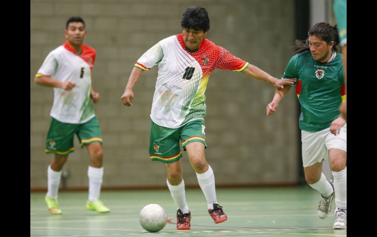 Evo Morales marca al menos tres goles durante un partido muy reñido. EFE / J. Warnand