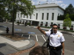 El Servicio Secreto ayudan a miembros de la prensa a evacuar zonas de la Casa Blanca en Washington. AP / E. Vucci