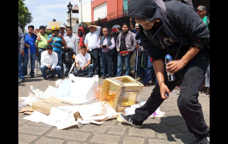 Los aprehendidos son culpados por la presunta sustracción, destrucción y quema de material electoral. SUN / ARCHIVO