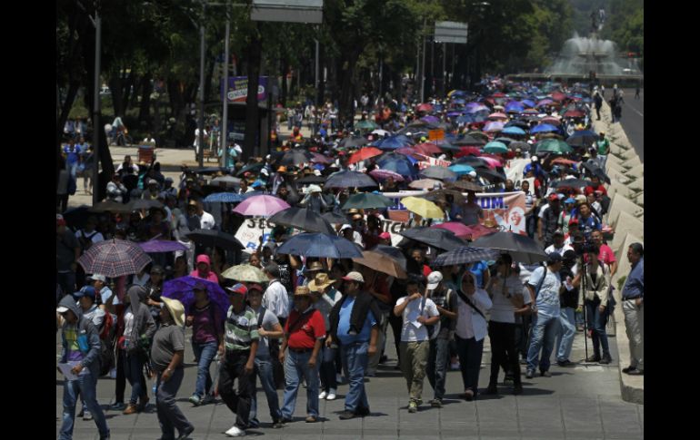 Los maestros marchan en la Ciudad de México en rechazo a la reforma educativa. EFE / J. Méndez