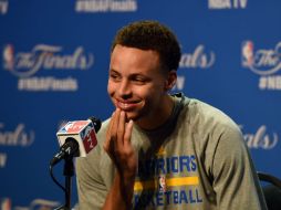 Stephen Curry charla con los medios de comunicación previo al cuarto juego ante los Cavaliers de Cleveland. AFP / T. Clary