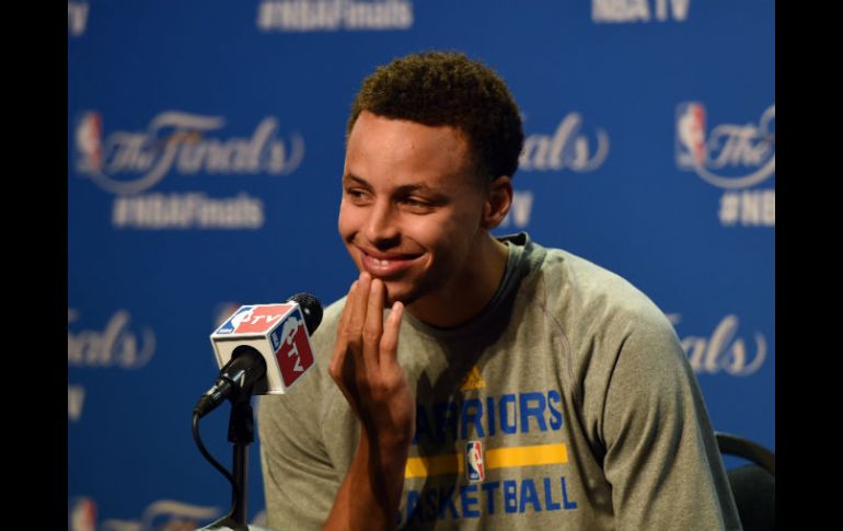 Stephen Curry charla con los medios de comunicación previo al cuarto juego ante los Cavaliers de Cleveland. AFP / T. Clary