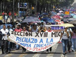 Durante el trayecto de la marcha, invitaron a la población a sumarse a ellos y a su lucha. EFE / J. Méndez