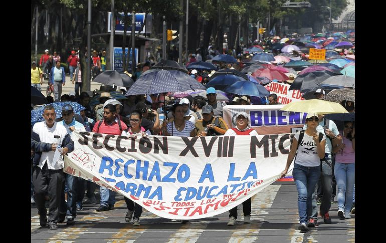 Durante el trayecto de la marcha, invitaron a la población a sumarse a ellos y a su lucha. EFE / J. Méndez