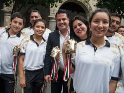 El mandatario recibió este jueves en Palacio de Gobierno a los atletas ganadores de la Olimpiada Nacional. TWITTER / @AristotelesSD