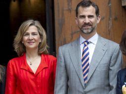 En la foto, la infanta Cristina, de 49 años, junto a su hermano Felipe IV; se han distanciado desde su llegada al trono. AFP / ARCHIVO