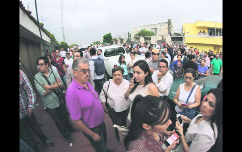 Presencia. Valeria Guzmán se apersonó en las oficinas del INE con algunos simpatizantes. EL INFORMADOR / R. Tamayo