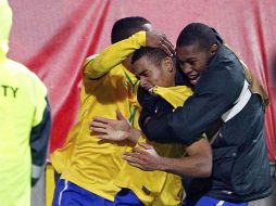 El brasileño Gabriel Jesús (centro) celebra el gol de la victoria en la tanda de penaltis del Brasil y Uruguay.  /