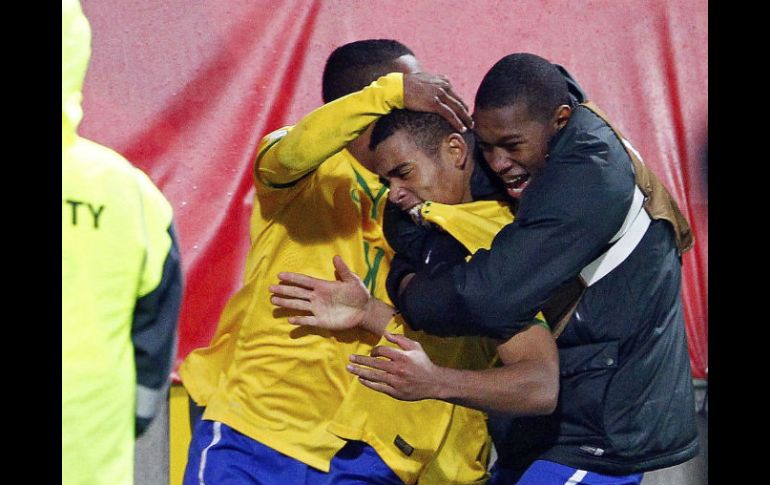 El brasileño Gabriel Jesús (centro) celebra el gol de la victoria en la tanda de penaltis del Brasil y Uruguay.  /