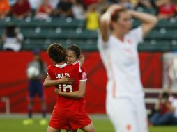 Wang Lisi abraza a su compañera de quipo Lou Jiahui (#16) después de anotar el tanto del triunfo ante Holanda. AFP / T. Korol