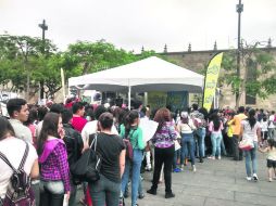 Los fanáticos de Ortiz se hicieron presentes en la Plaza Liberación ayer desde las 09:00 horas. EL INFORMADOR / F. González