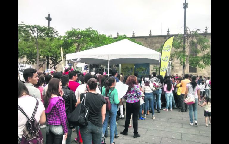 Los fanáticos de Ortiz se hicieron presentes en la Plaza Liberación ayer desde las 09:00 horas. EL INFORMADOR / F. González