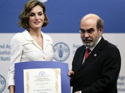 El director general de la FAO entrega el certificado de nombramiento a la reina Letizia. EFE / A. Carconi