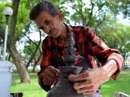 Muchos artesanos se desaniman al sacar al mercado una artesanía que producen de corazón pero el costo por esas piezas es muy bajo. EL INFORMADOR / ARCHIVO