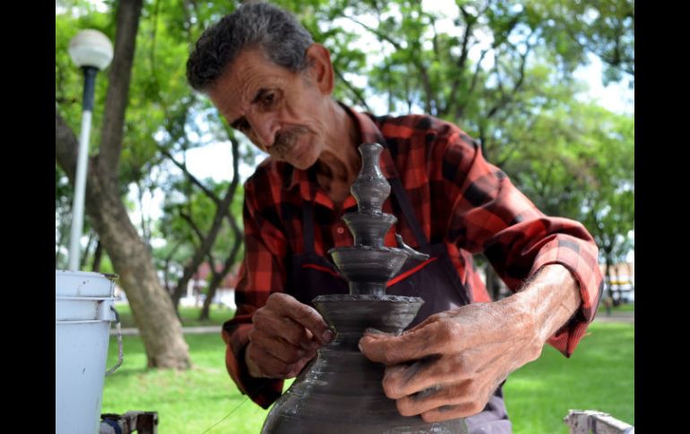 Muchos artesanos se desaniman al sacar al mercado una artesanía que producen de corazón pero el costo por esas piezas es muy bajo. EL INFORMADOR / ARCHIVO