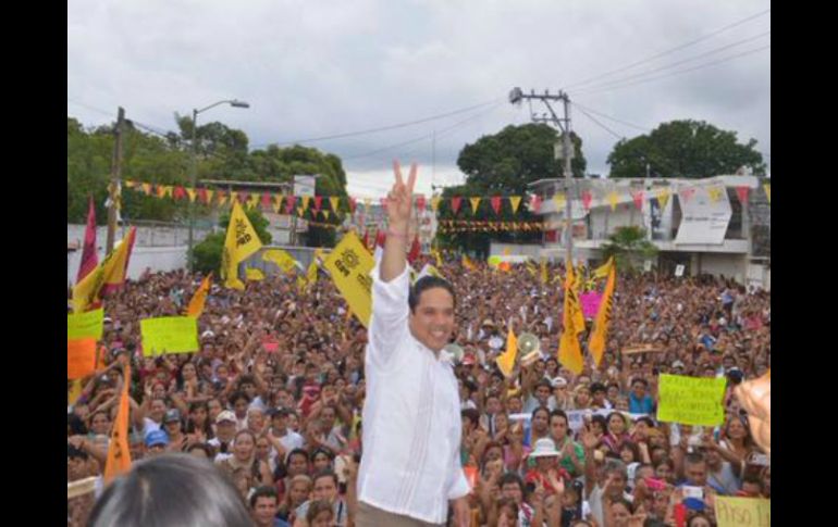 Luego del acto protocolario, Velázquez celebró con miles de perredistas en calles del puerto. TWITTER / @EvodioVelazquez