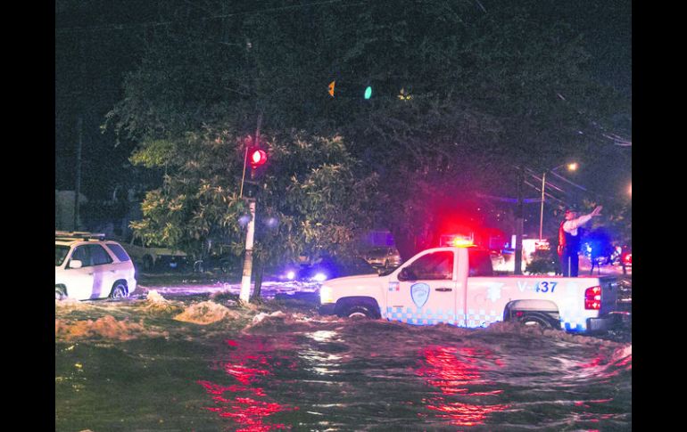 La tormenta del jueves dejó lesionados, vehículos varados, árboles caídos y viviendas afectadas. EL INFORMADOR / R. Tamayo