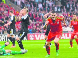 El atacante merengue, Gareth Bale (der.) anotó el único tanto del partido disputado en el Cardiff City Stadium. AFP / G. KIRK