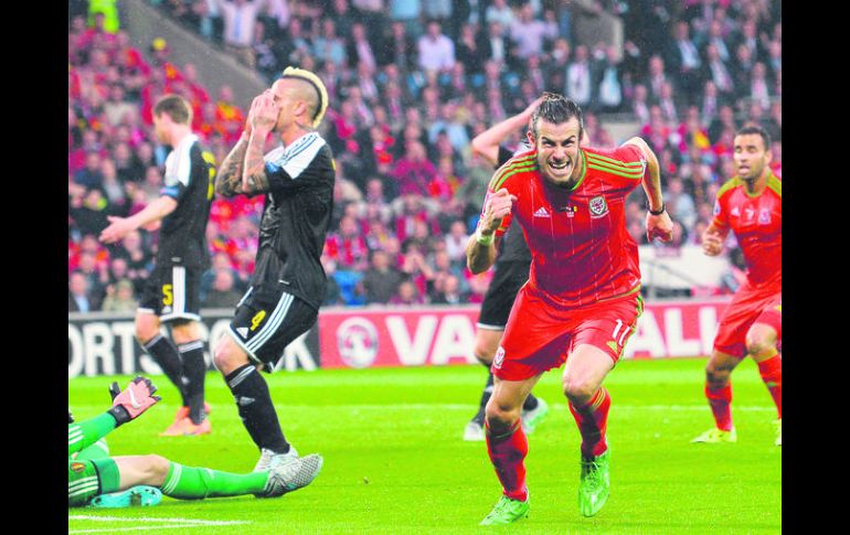 El atacante merengue, Gareth Bale (der.) anotó el único tanto del partido disputado en el Cardiff City Stadium. AFP / G. KIRK