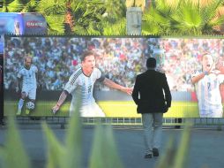 En el lugar de concentración de Argentina hay una pancarta donde se aprecia a la estrella de la albiceleste, Lionel Messi (centro). AFP / A. MABROMATA