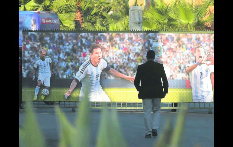 En el lugar de concentración de Argentina hay una pancarta donde se aprecia a la estrella de la albiceleste, Lionel Messi (centro). AFP / A. MABROMATA