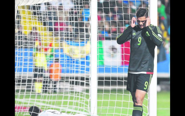 El ariete del Atlético de Madrid, Raúl Jiménez, desperdició la opción más clara que tuvo ayer México ante Bolivia. AP / S. IZQUIERDO