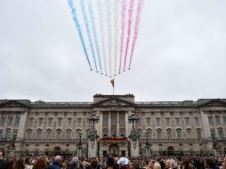 La celebración incluye una exhibición de las aeronaves acrobáticas Red Arrows de la Real Fuerza Aérea del Reino Unido. AFP / B. Stansall