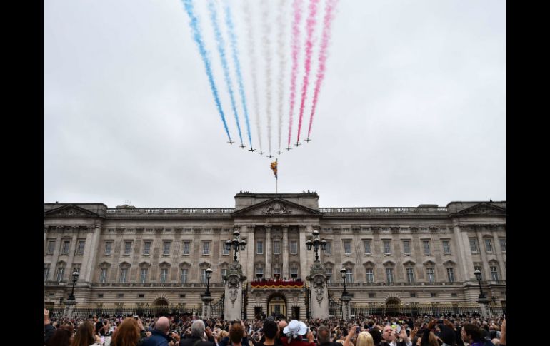 La celebración incluye una exhibición de las aeronaves acrobáticas Red Arrows de la Real Fuerza Aérea del Reino Unido. AFP / B. Stansall