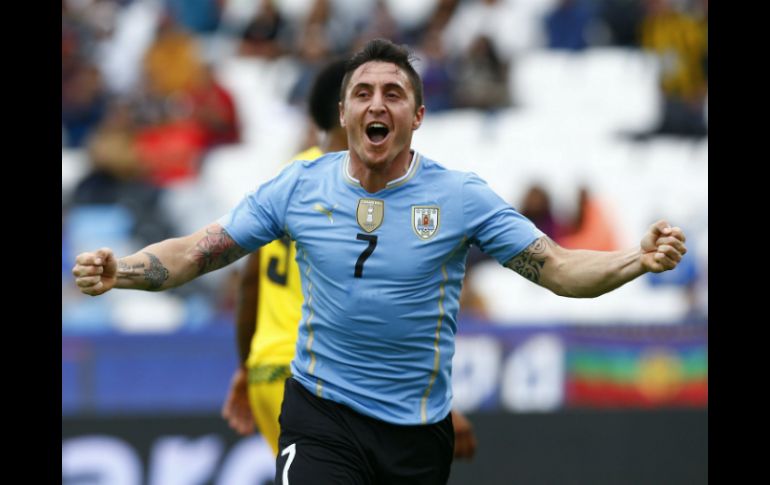 El centrocampista uruguayo Cristian Rodríguez (foto) celebra su gol. EFE / J. Valdés