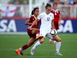 Stephany Mayor pelea la pelota con la inglesa Lucy Bronze en la primera mitad del partido. AFP / Elsa