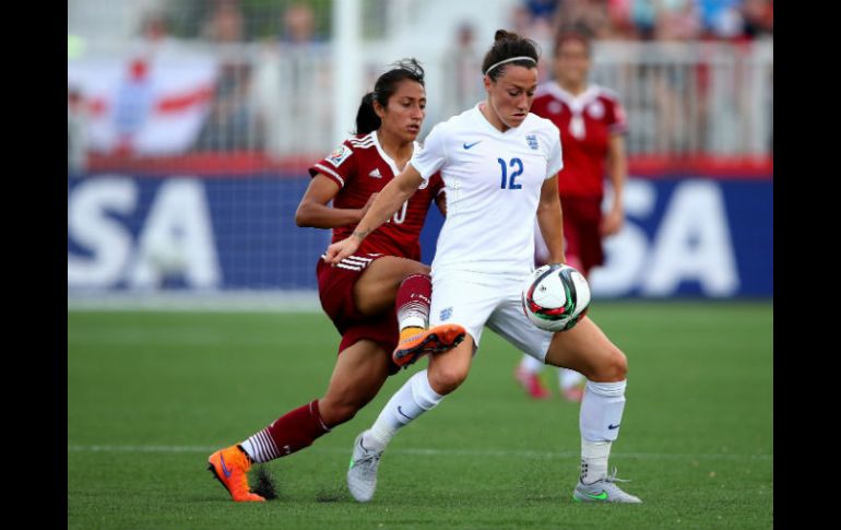 Stephany Mayor pelea la pelota con la inglesa Lucy Bronze en la primera mitad del partido. AFP / Elsa