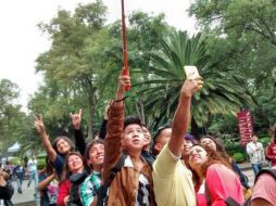 Miles de personas llegan al  Monumento a los Niños Héroes para ser parte del récord. TWITTER / @ChapultepecCDMX