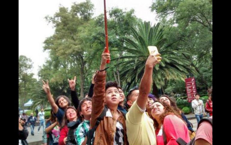 Miles de personas llegan al  Monumento a los Niños Héroes para ser parte del récord. TWITTER / @ChapultepecCDMX