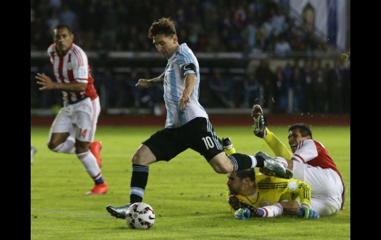 El astro argentino Lionel Messi marcó el segundo tanto en el minuto 36. AP / R. Mazalan