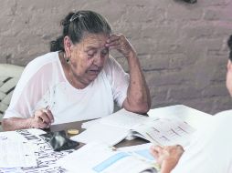 Superación. Enriqueta de Santiago, de 77 años de edad, encuentra una satisfacción personal en estudiar. EL INFORMADOR / R. Tamayo