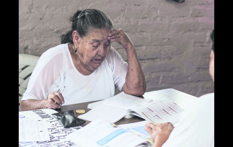 Superación. Enriqueta de Santiago, de 77 años de edad, encuentra una satisfacción personal en estudiar. EL INFORMADOR / R. Tamayo